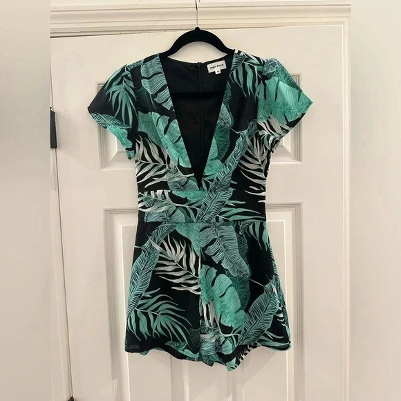 Superdown x Revolve Tropical Leaf Penny Deep V Romper XS - Picture 5 of 7